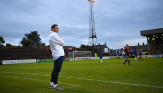 لامبارد أثناء متابعته المباراة