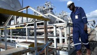 عامل في حقل نفط في جنوب السودان - رويترز