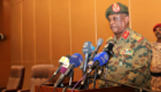 "العسكري السوداني" يعد برعاية انتخابات نزيهة