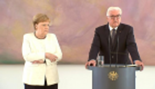 بجسد نصف ميت.. ميركل "المرتجفة" لم تتمن هذه النهاية