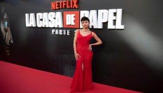 الممثلة الإسبانية أورسولا كوربيرو خلال تقديم الموسم الثالث من المسلسل