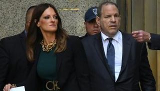 هارفي واينستين لدى خروجه من المحكمة مع محاميته الجديدة