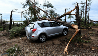 العاصفة سببت دماراً واسع النطاق (رويترز)