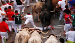 الإصابات تتواصل في مهرجان الثيران بإسبانيا.. ونقل 5 للمستشفى