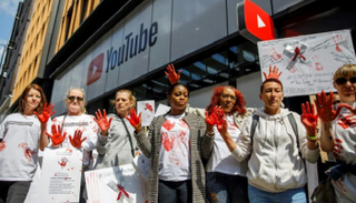 ناشطون يتظاهرون أمام مقر 