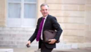 وزير فرنسي يستدعي الاستاكوزا والكافيار لمواجهة فضيحة