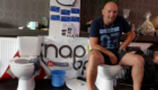 رقم قياسي بالجلوس على مرحاض