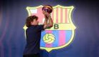 كاريكاتير.. صراع النجوم ينتظر جريزمان في برشلونة