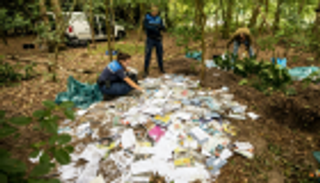 ساعي بريد يدفن آلاف الرسائل في غابة.. كشفته "مجرفة"