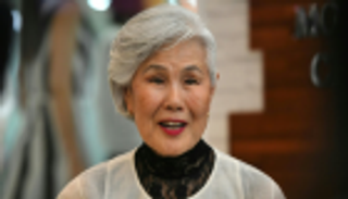 ممرضة مسنة تتحول لعارضة أزياء.. إعلان غير حياتها