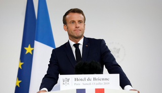  الرئيس الفرنسي إيمانويل ماكرون خلال إلقاء كلمته
