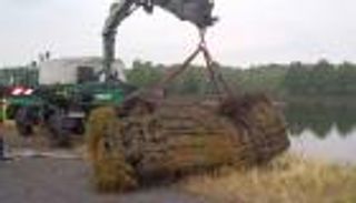 سيارة ممتلئة بالقواقع تحت الماء في ألمانيا