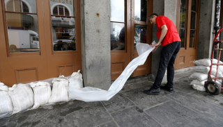 المسؤولون طالبوا السكان بتخزين الإمدادات والاستعداد للاحتماء بالمنازل