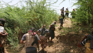 جنود من القوات المشتركة في جبهة البرح بتعز