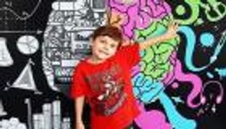 عمره 7 أعوام ويتقن 9 لغات.. رافائيل قاهر التوحد