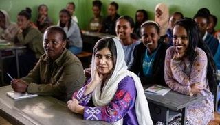 الناشطة ملالا يوسف وسط طالبات إثيوبيات