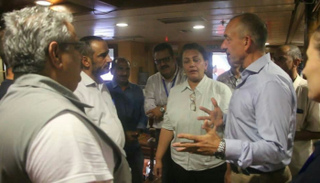 جانب من وصول وفد الحكومة إلى متن السفينة الأممية