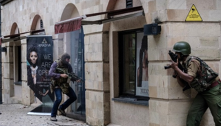 قوات الأمن الكينية لدى اقتحام مبنى فندق بالعاصمة نيروبي - أرشيفية