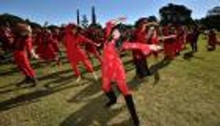 أغنية عمرها 41 عاما تحشد تجمعات بشرية راقصة حول العالم