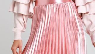 أحد أشكال التنورة الساتان الوردية