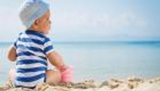 ملابس فضفاضة وداكنة وغطاء الرأس.. "دروع" طفلك ضد الشمس