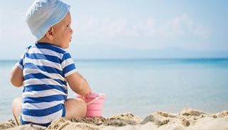 غطاء الرأس والملابس الفضفاضة يحميان الأطفال من أشعة الشمس