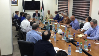 عريقات خلال لقاء أساتذة ٢٨ جامعة أمريكية وأوروبية