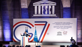 ماكرون يلقي كلمة خلال قمة وزراء التعليم لمجموعة السبع بباريس - رويترز