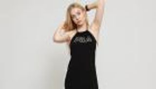 فستان حمالة الرقبة يتربع على عرش موضة الصيف