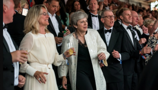 رئيسة الوزراء البريطانية تتمايل على أنغام "الملكة الراقصة"