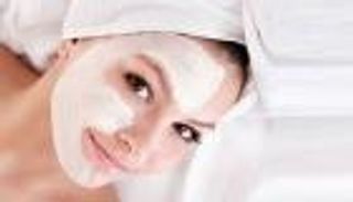 حليب التنظيف.. حل سحري للبشرة الجافة