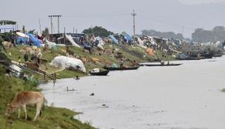 الآلاف لجأوا إلى مخيمات إغاثة بحثا عن مأوى من الأمطار