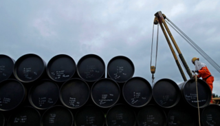 تراجع طفيف بأسعار النفط