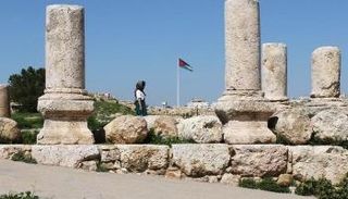 إحدى السائحات تزور قلعة أثرية في عمان