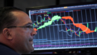 وول ستريت تفتح منخفضة بفعل نتائج متباينة للبنوك