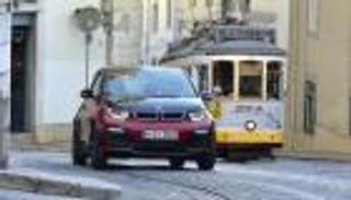 مبيعات "i3" تجبر بي إم دبليو على تعديل خطتها للسيارات الكهربائية