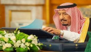 الملك سلمان بن عبدالعزيز خلال ترؤسه مجلس الوزراء السعودي