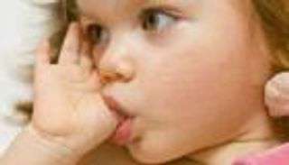 عادة مضرة.. مص الأصابع يشوه أسنان الأطفال 