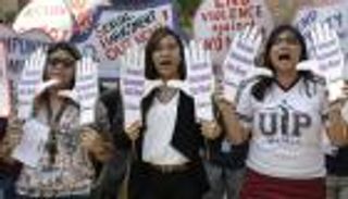 لمواجهة التحرش.. قانون فلبيني يجرم التصفير والمعاكسات