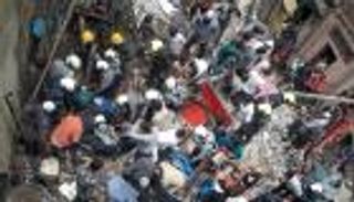 قتيلان و40 محتجزا أسفل مبنى منهار في الهند