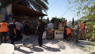 الاحتلال يخلي عائلة صيام الفلسطينية من منزلها