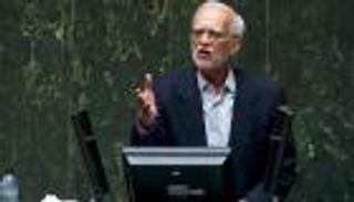 أقدم برلماني إيراني يهاجم خامنئي: تتدخلون بحياتنا الخاصة