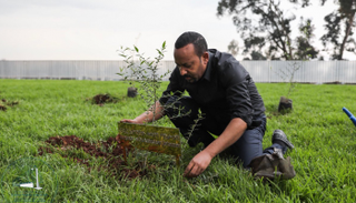 بات الزي الأسود مرافقا لآبي أحمد خلال 2019