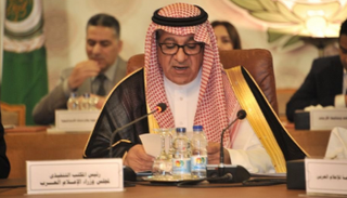 وزير الإعلام السعودي خلال إلقاء كلمته 