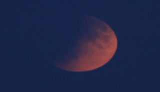 خسوف القمر بعيون المصورين.. أجمل اللقطات في العالم