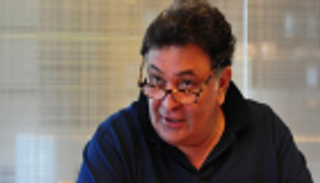 الممثل الهندي ريشي كابور يطمئن جمهوره بعد إصابته بالسرطان