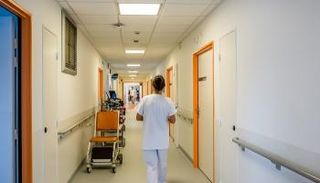 ممرضة في أحد المستشفيات الفرنسية - أرشيفية