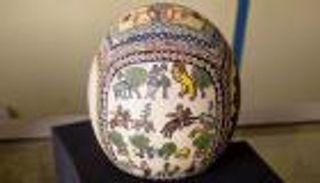 الرسم على بيض النعام.. إبداع فني بأنامل الأردنيات