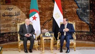 الرئيس المصري عبدالفتاح السيسي ونظيره الجزائري عبدالقادر بن صالح