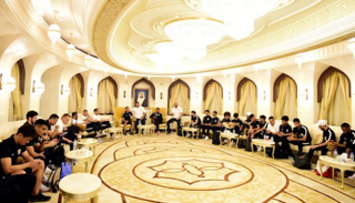 لقطة لبعثة فريق العين استعدادا للسفر إلى النمسا